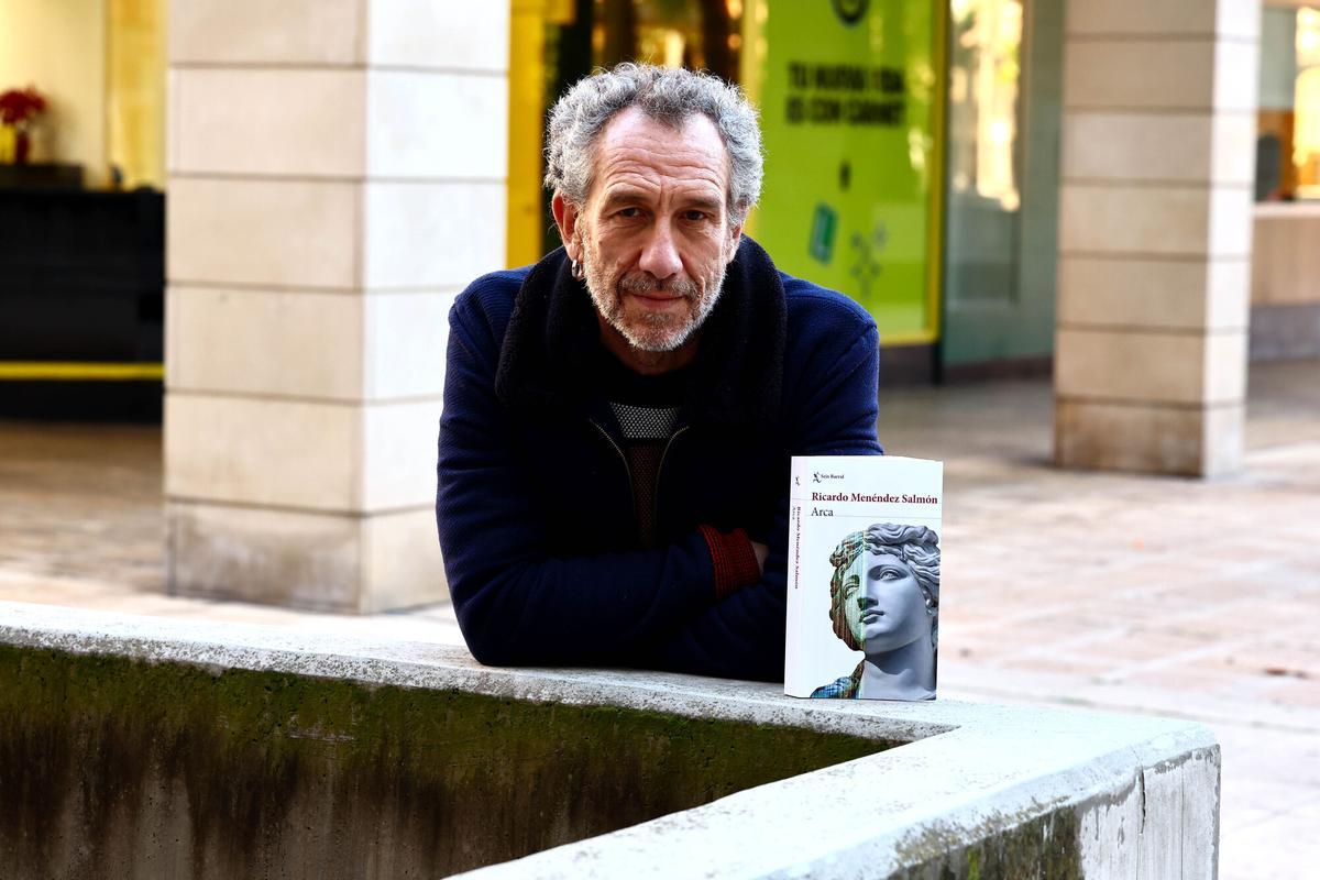 Entrevista con Ricardo Menéndez Salmón que presenta su libro 'Arca' en Cálamo.