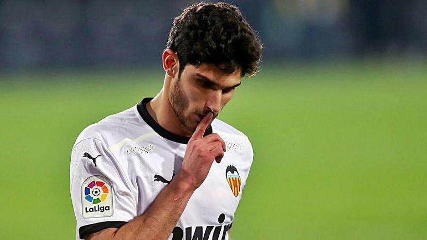 Guedes celebra su gol al Villarreal llevándose el dedo a la boca mandando callar