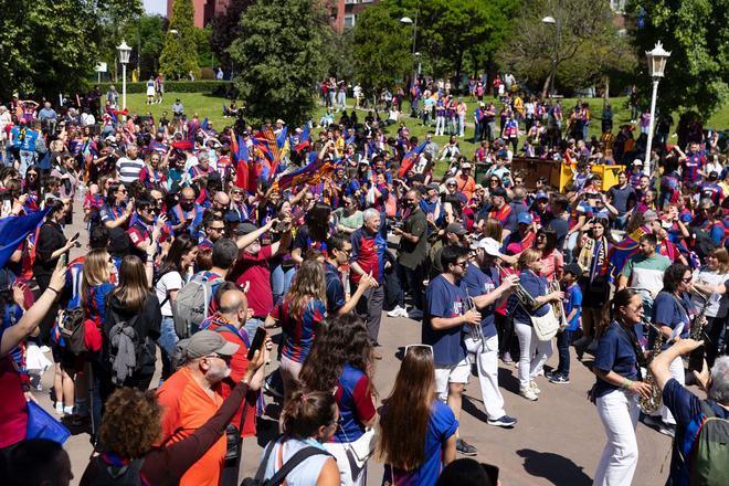 ¡Locura en Bilbao! Miles de aficionados y ambientazo en la fan zone del Barça