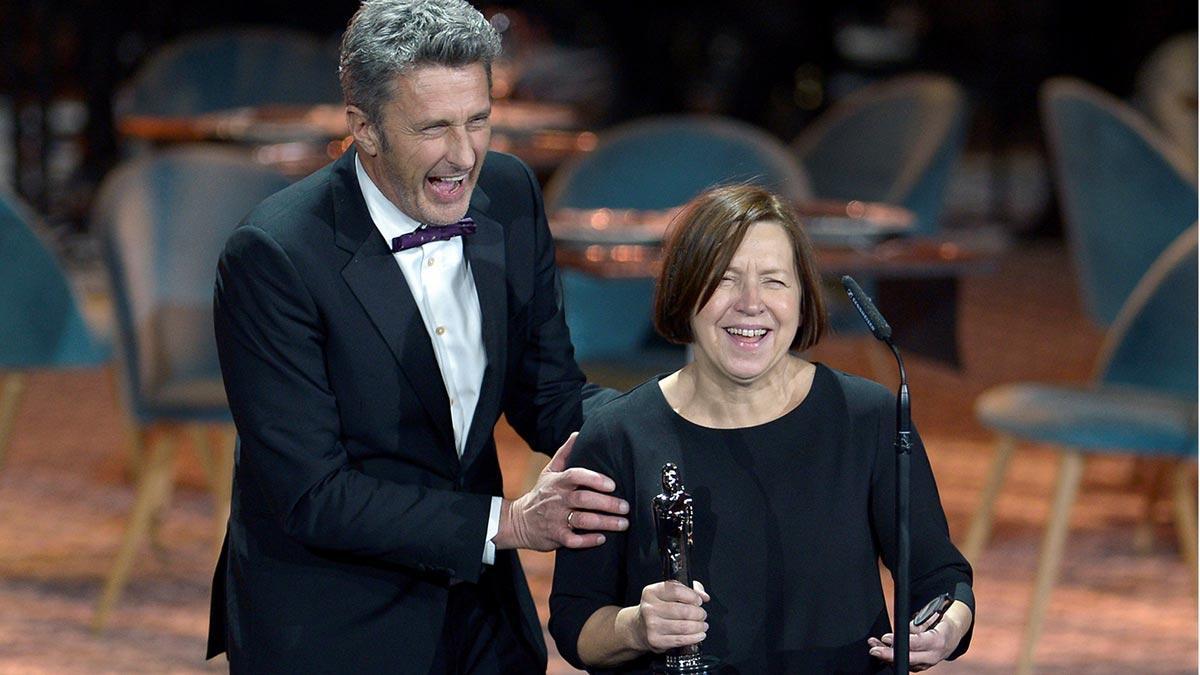 La película ’Cold War’ gana los principales Premios de Cine Europeo. En la foto, el director polaco Pawel Pawlikowski, con la productora Ewa Puszczynska, tras recibir el premio a la mejor película europea.