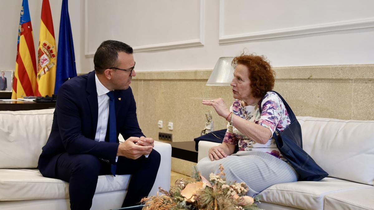 El presidente de la Diputació y la alcaldesa de Enguera en la reunión.