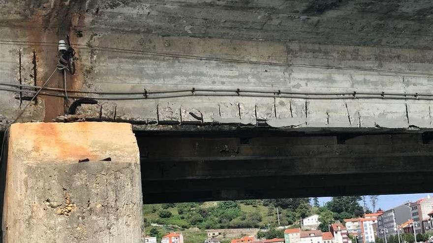 Una de las fotografías que muestran el deterioro de la estructura del puente de Ribadesella.