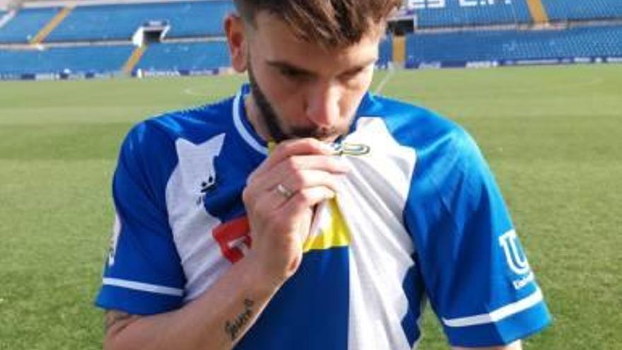 Raúl Ruiz se besa el escudo de la camiseta, ayer, en el estadio.