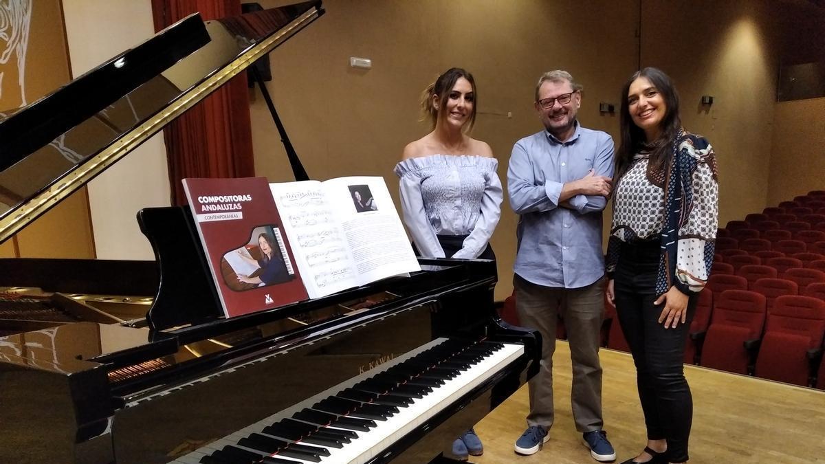 Ana Blanco (izq), Jorge Díaz y Silvia Olivero, con el nuevo libro en el Conservatorio Profesional Manuel Carra, hace unos días.