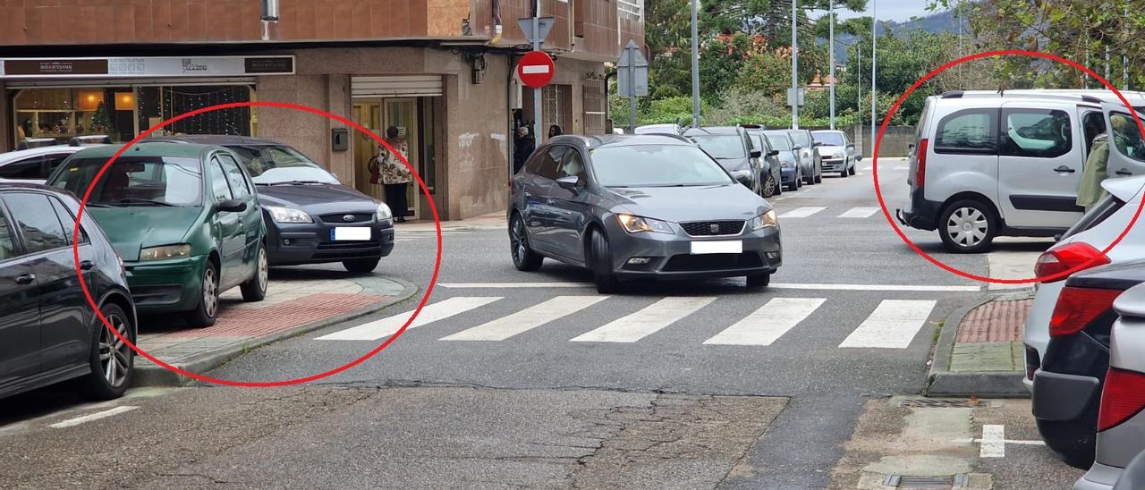 Coches aparcados sobre la acera (i.) y en la calle peatonal (d.).   | // M.M.