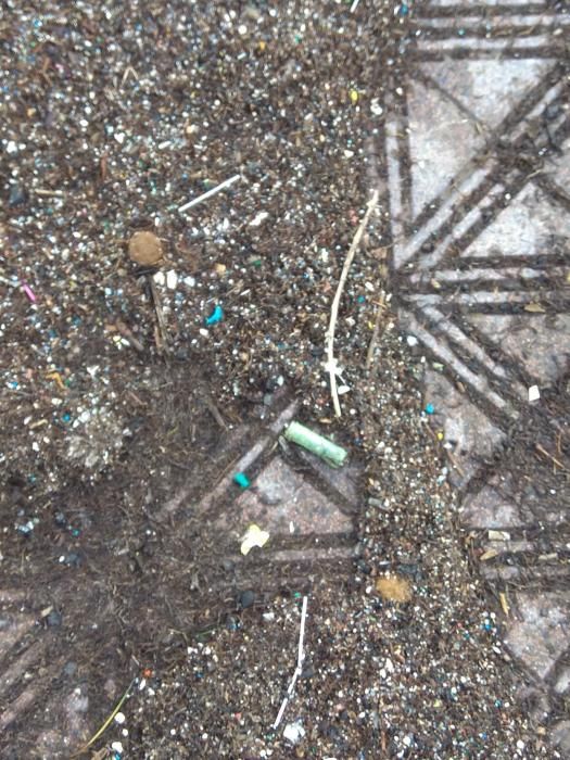 Miles de microplásticos han sido arrojados sobre la arena o los paseos marítimos. Estos, en la playa de la Malva-rosa.