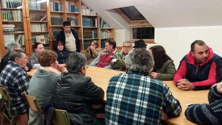 La reunión entre afectados y representantes de la Asociación de Veciños, en la Casa da Cultura de Berducedo. // Gonzalo Núñez