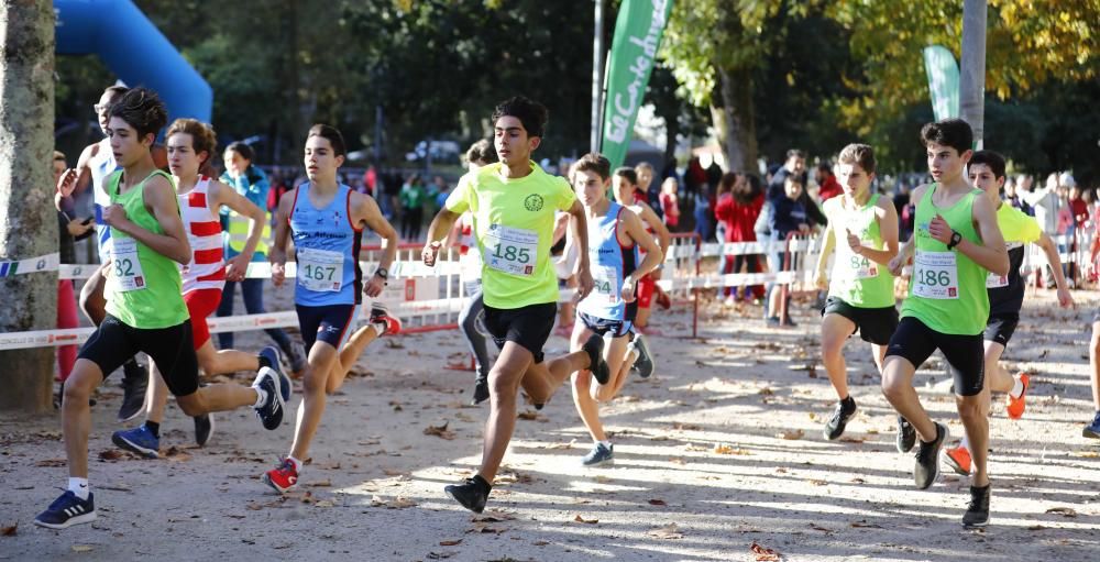 Más de 1.100 jóvenes atletas desafían a las bajas temperaturas para participar en la tradicional carrera de cross escolar.