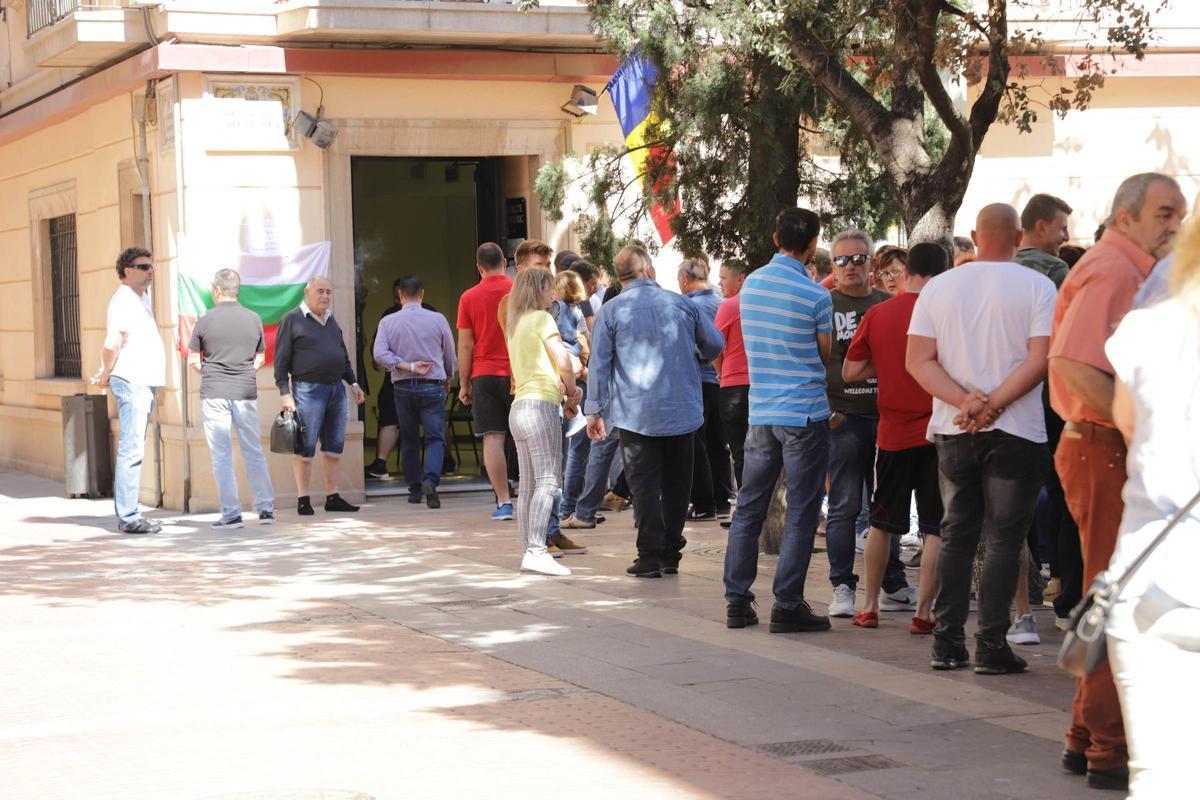 Colas ante la Oficina del Padrón en Gandia