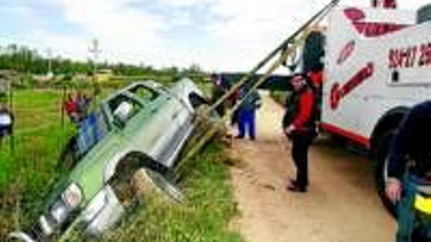 La policía local recupera un coche robado y abandonado junto a El Pico