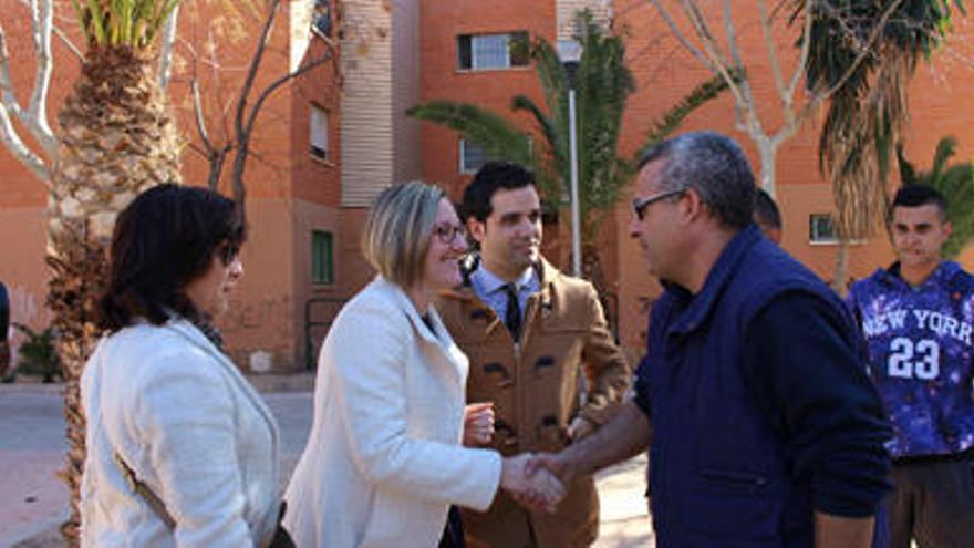 Mª José Salvador y Juan Antonio Sagredo saludan al presidente vecinal Cristóbal Cantero.