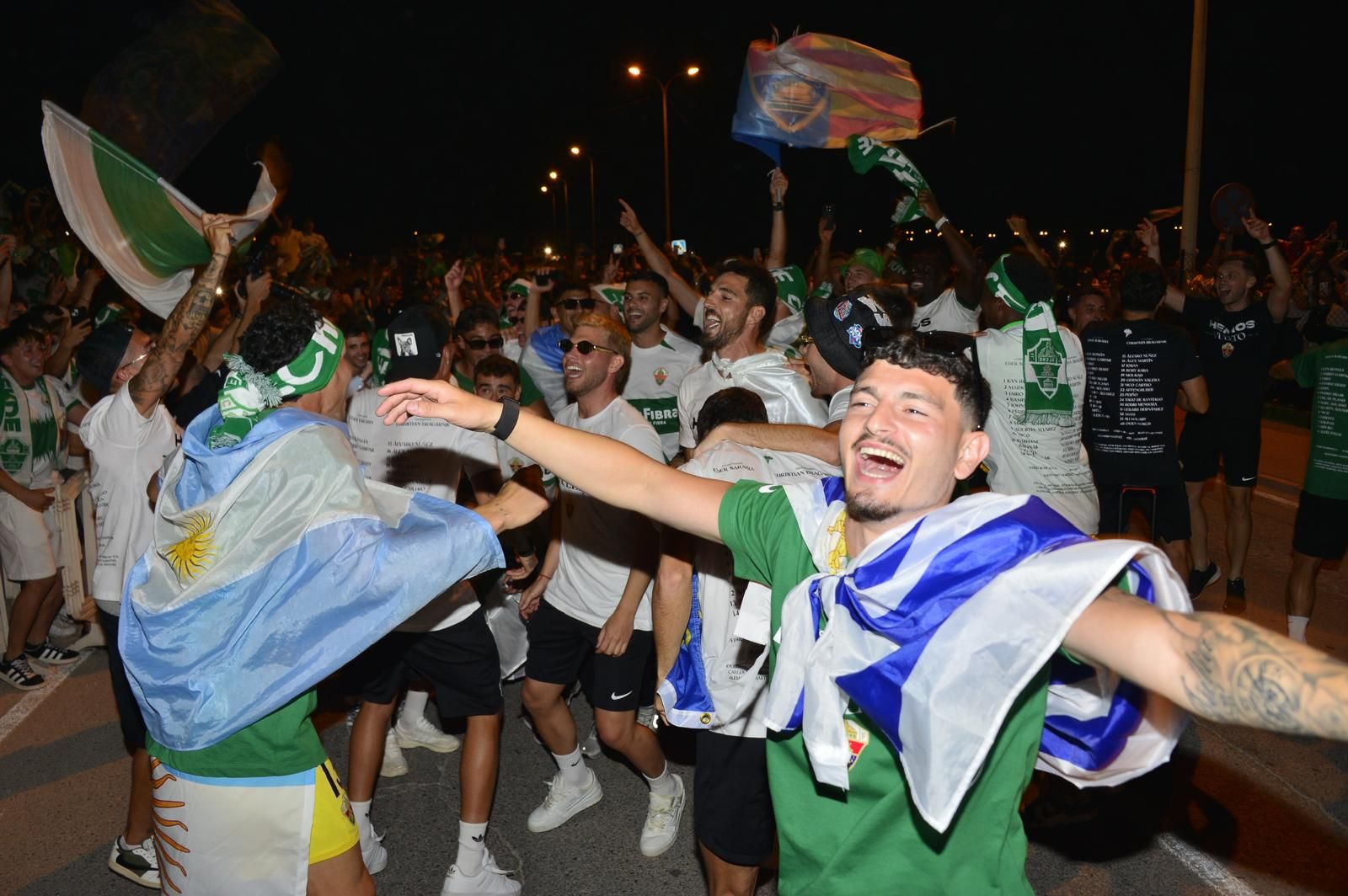 La afición del Elche recibe a los héroes del ascenso a su llegada al Martínez Valero