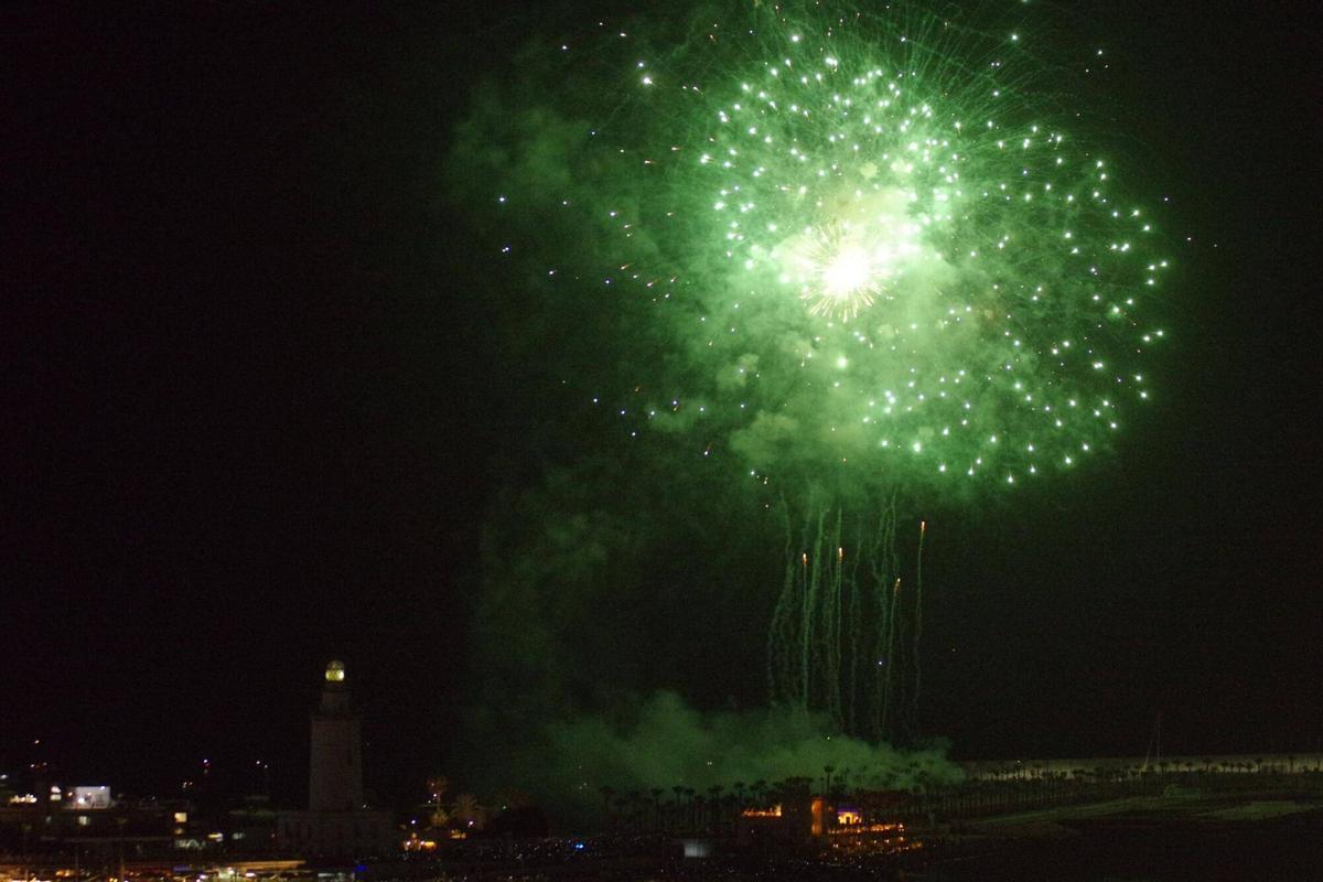 Fuegos de inicio de la Feria de Málaga desde desde el hotel Catalonia Molina Lario Fuegos de inicio de la Feria de Málaga desde desde el hotel Catalonia Molina Lario