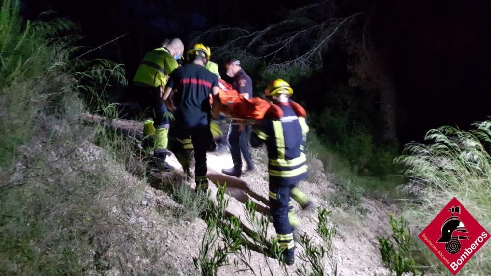 Los bomberos rescatan en Benidorm a una mujer que practicaba senderismo y se rompió la tibia en una caída