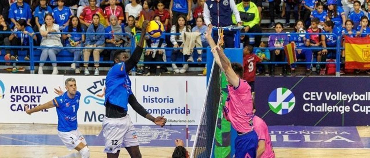 Jean Pascal Diedhiu remata en la red en una imagen de archivo del Melilla en la CEV Challenge Cup