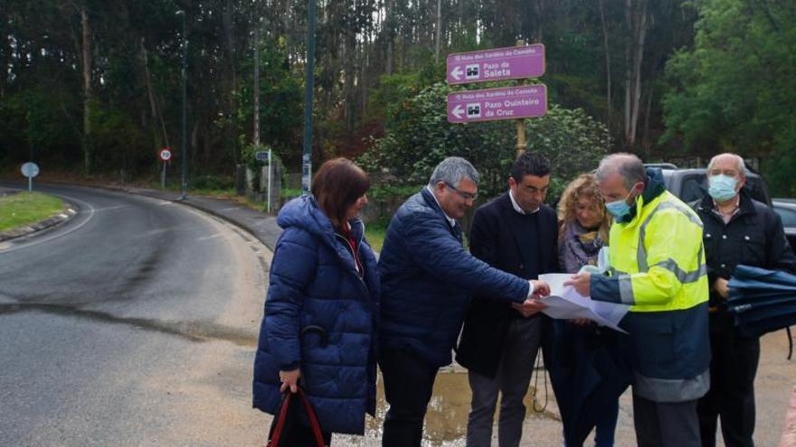 David Castro (segundo por la izquierda) en una visita de obras.  | // I.A.