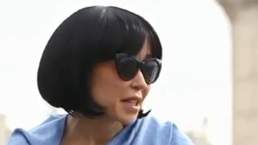 L&#039;alemanya, amb perruca i ulleres durant una entrevista a la televisió.
