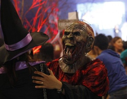 Un hombre con una máscara celebra Halloween en Manila