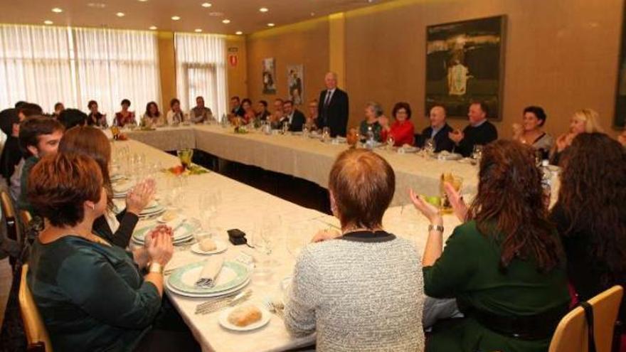 Los compañeros de Otero, de pie, le aplauden antes del almuerzo.  // Bernabé/Cris M.V.