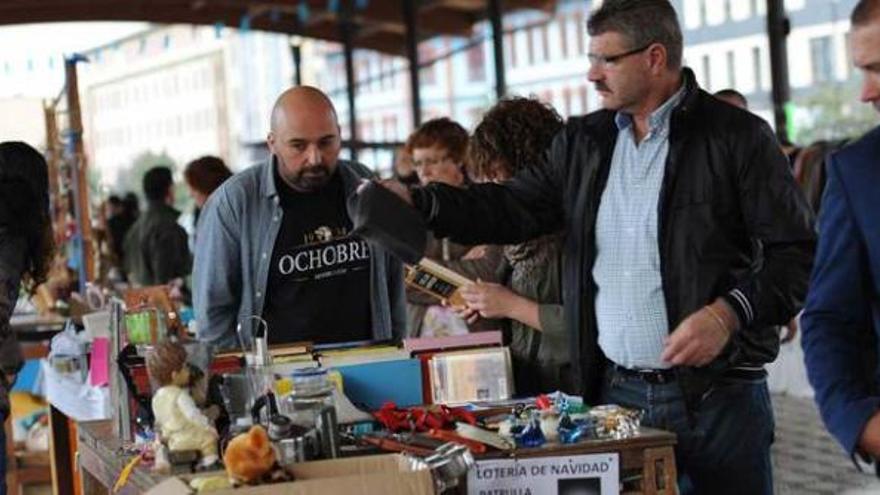 Asistentes al mercado de economía colaborativa de La Felguera.