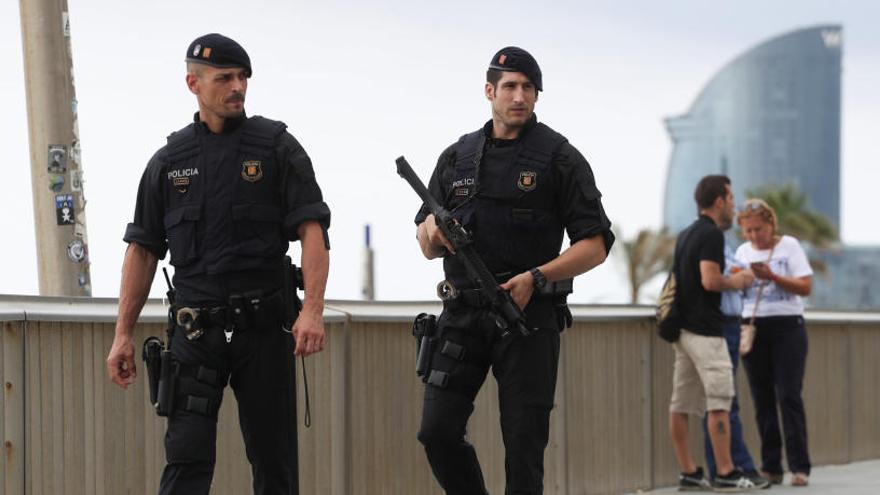 Dos Mossos patrullan por Barcelona.