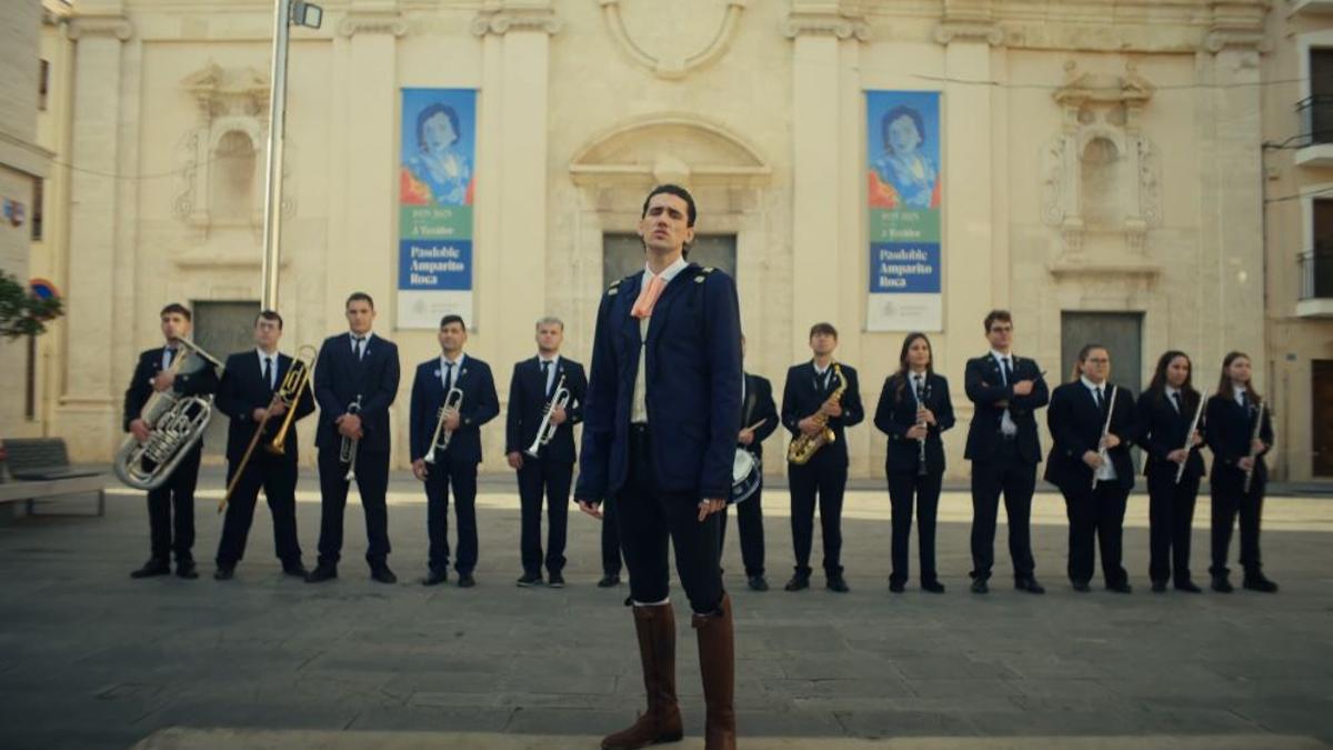 Tacho, con músicos de las bandas musicales de Carlet, en el centenario del pasodoble «Amparito Roca».