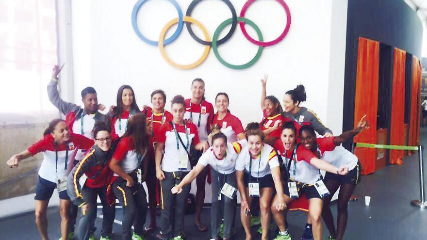 Las jugadoras españolas, en la villa olímpica de Río. // @RFEBalonmano