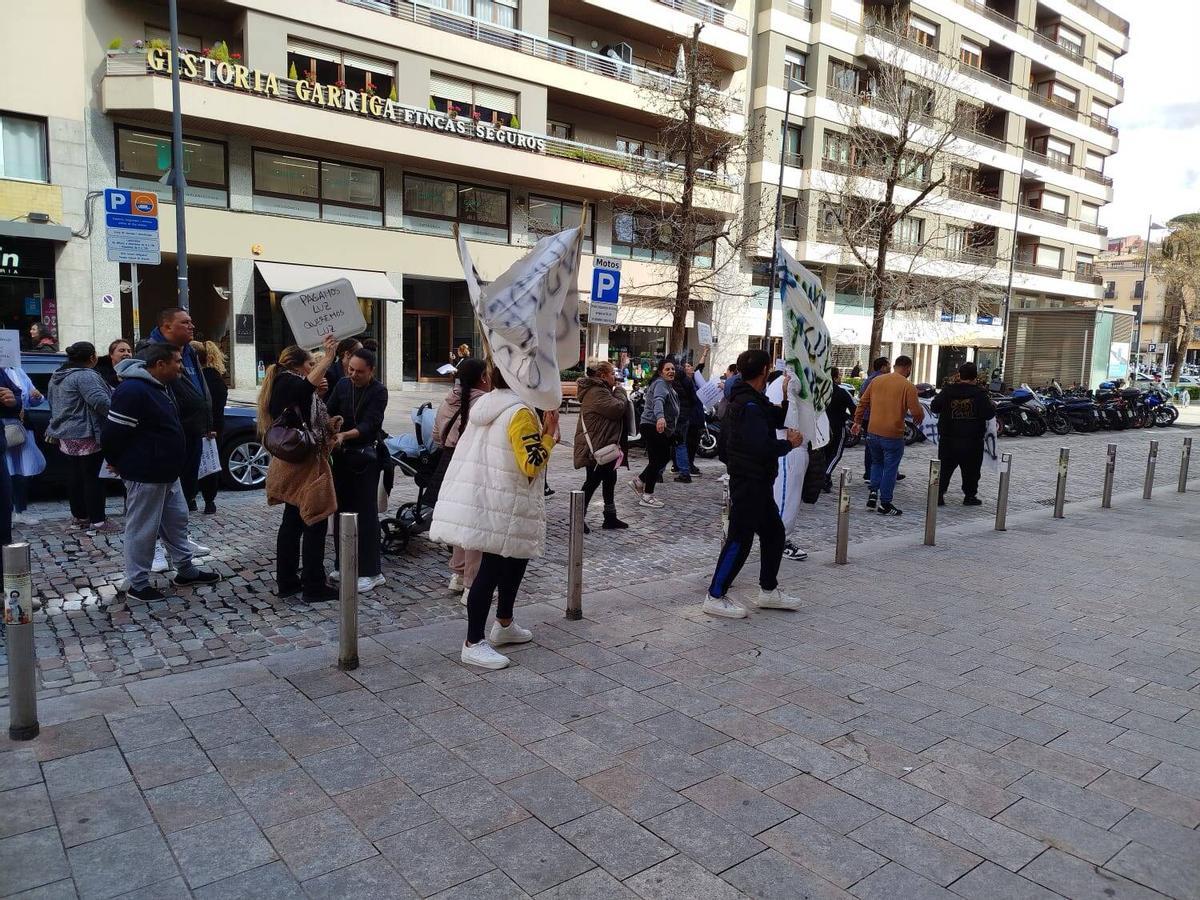 Les imatges de la protesta dels veïns de la Font de la Polvora davant l'oficina d'Endesa