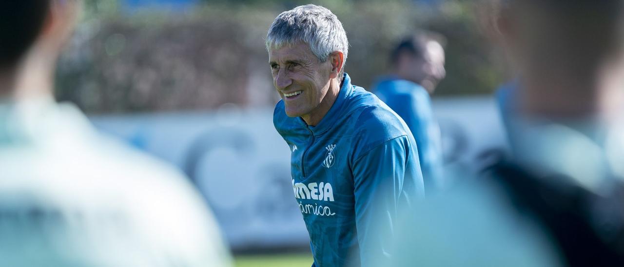 El entrenador del Villarreal CF, durante el entrenamiento de ayer, tras reunirse con la plantilla.