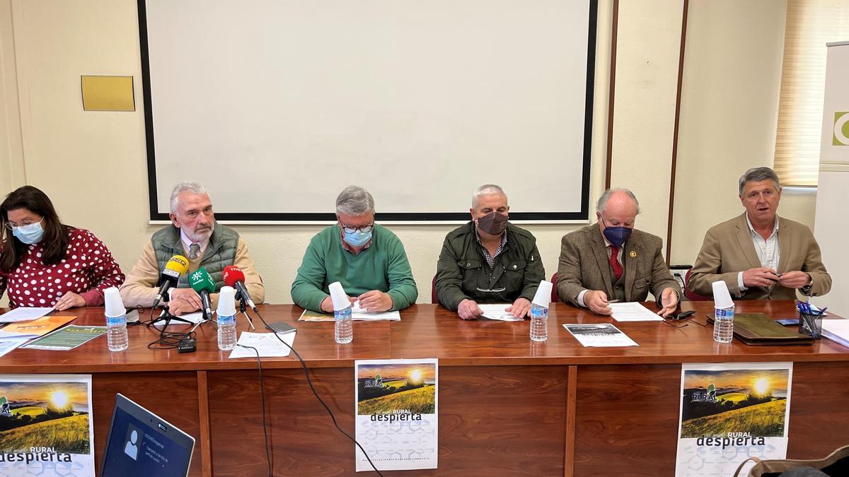 Carmen Quintero (COAG), Ignacio Fernández de Mesa (Asaja), Miguel Cobos (UPA), Jesús María Pérez (Caza ), Juan de Dios Pliego (Rehalas) y Rafael  Sánchez de Puerta (Cooperativas).