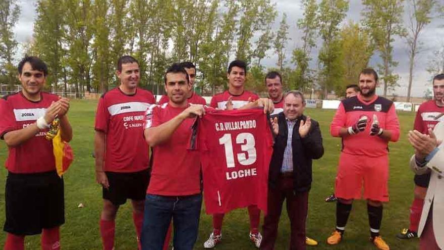 Ángel Giralde &quot;Loche&quot; muestra la camiseta con su nombre.