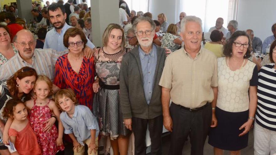 Vicente Cerdeiriña, en el centro de la imagen, arropado por su familia y el alcalde de Poio.