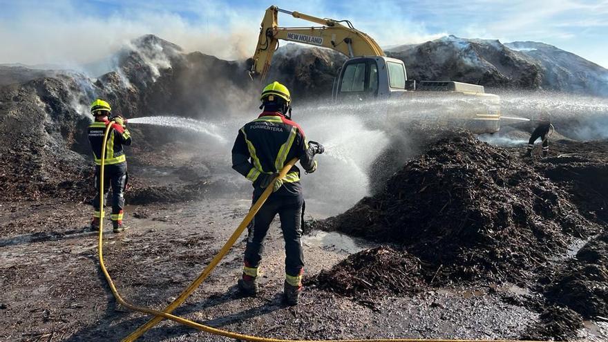 Apagada una cuarta parte del incendio del vertedero de Formentera