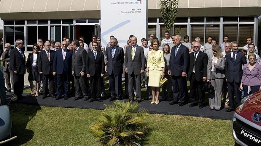 Don Juan Carlos y Doña Sofía, Thierry Peugeot, Pierre Ianni, Pérez Touriño, Ameijeiras, Villarino y Caballero con una representación de 50 trabajadores de la planta en la foto de familia.