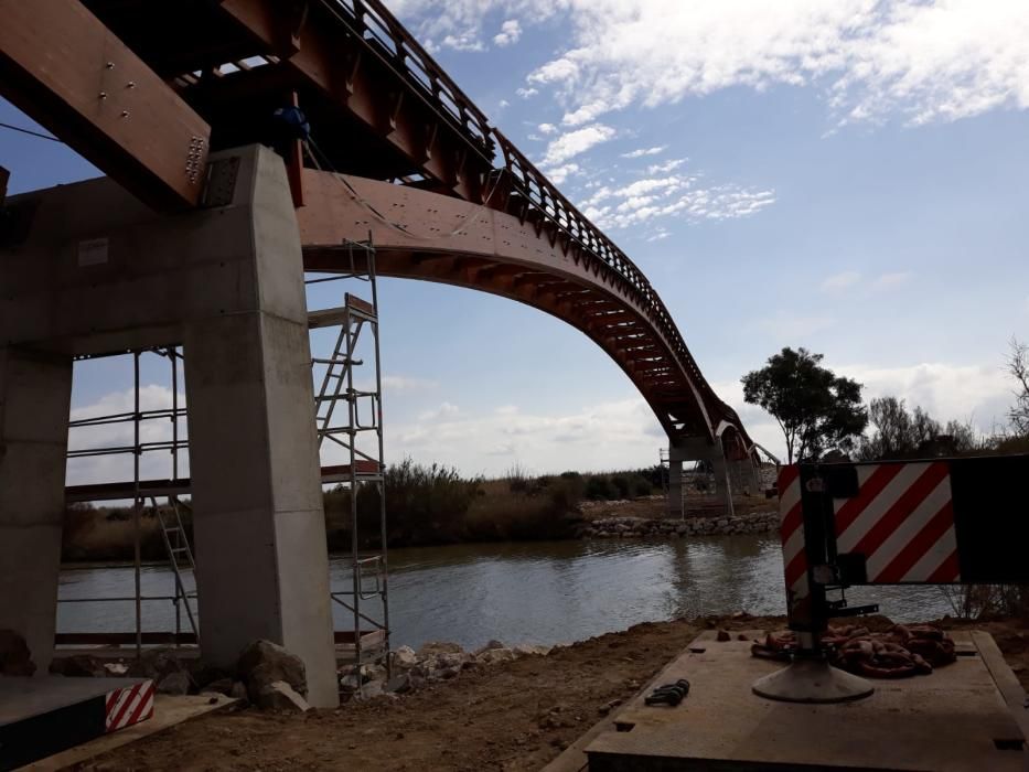 La instalación del último tramo del puente de madera sobre el río Guadalhorce ha comenzado este martes.