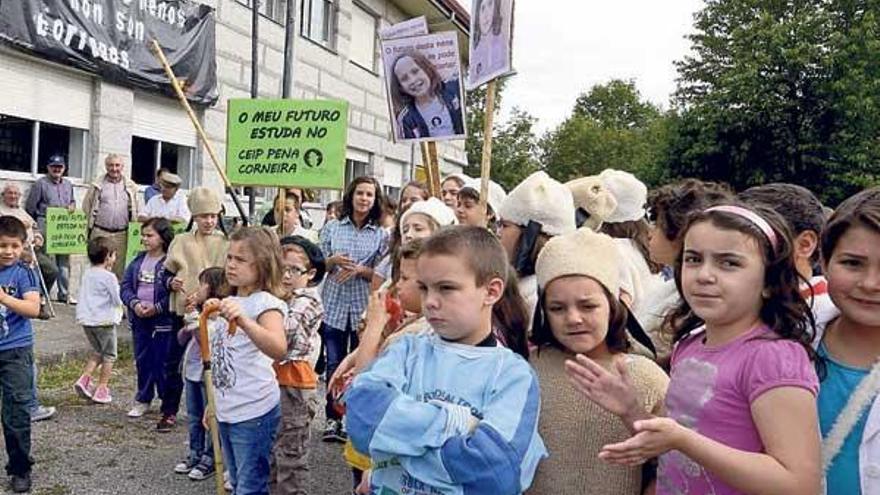 Los niños también se manifestaron ante el centro, algunos disfrazados de ovejas o pastores.  // B. Lorenzo