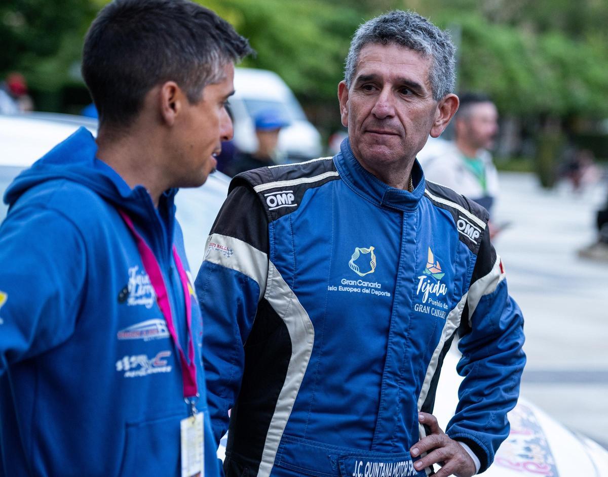 Juan Carlos Quintana (dch.) junto a su copiloto Jonathan Hernández.