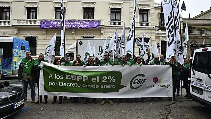 Miembros del sindicato CSIF protestan en noviembre para que se aplique la subida del 2%.