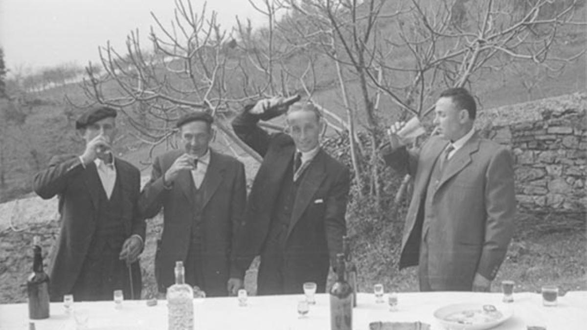 Fotografía de MINFER de varios hombres escanciando y tomando sidra en una romerÃa.