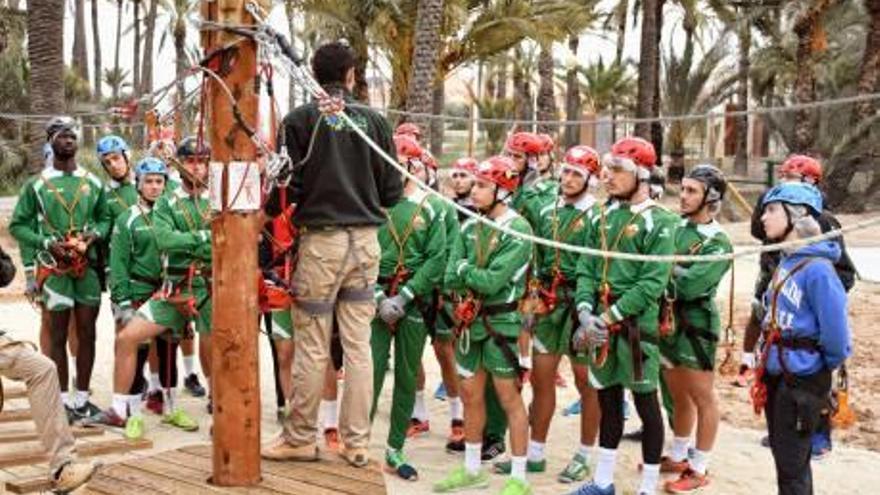 Los jugadores del Ilicitano el pasado viernes en Multiaventuras Elche.