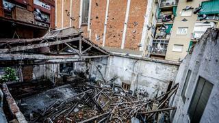 Las palomas y las ratas invaden un edificio en ruinas en el Poble-sec