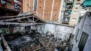 Las plagas de un edificio en ruinas mortifican al Poble-sec: "Es una guarida de palomas y ratas"