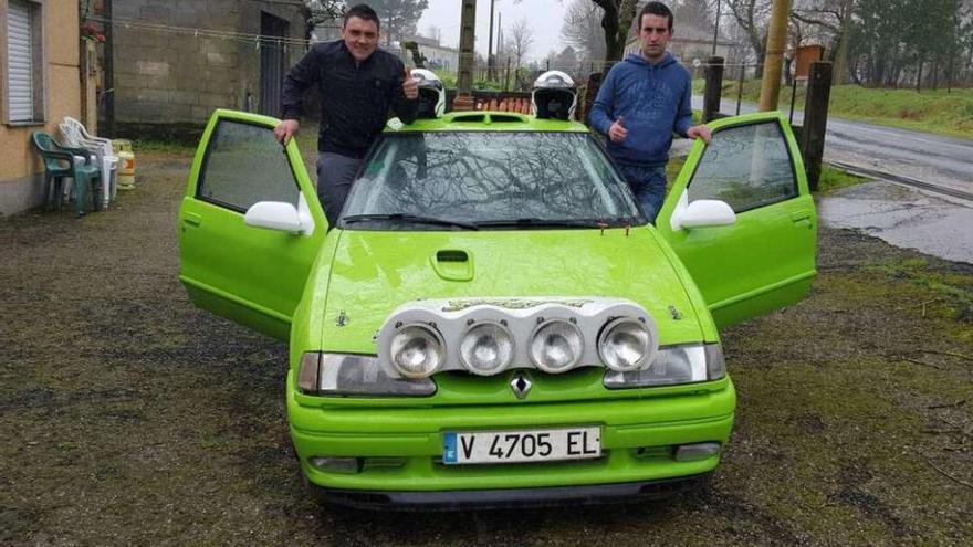 David Troitiño e Iván Presas posan con su Renault 19.