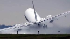 Espectacular aterrizaje de un avión en Praga.