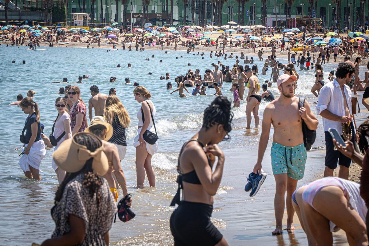 Las playas de Barcelona se llenan con el aumento de las temperaturas