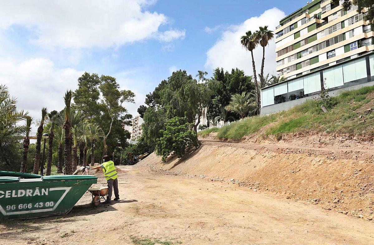 Un detalle de los trabajos que se están ejecutando para mejorar el cauce del río. | ANTONIO AMORÓS