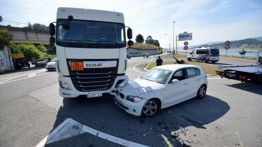 Accidente entre el camión y el coche en Lourizán.  // G. Santos