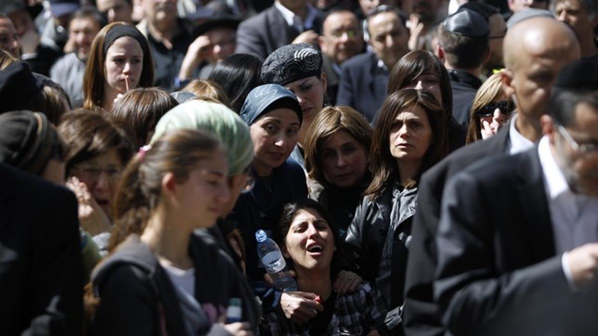 La madre de la pequeña Myriam Monsonego, abajo en el centro de la imagen, durante los funerales, este miércoles en Jerusalén.