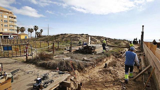 Torrevieja comienza a reparar la senda peatonal de La Mata para evitar caídas | JOAQUÍN CARRIÓN