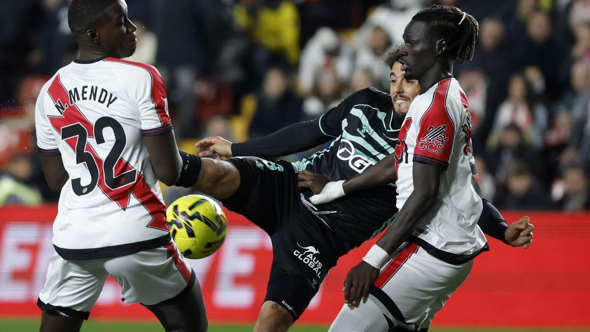 Pablo Fornals intenta un remate ante Nobel Mendy y Pathé Ciss, ambos del Rayo Vallecano, durante el partido de LaLiga de fútbol entre el Rayo Vallecano y el Betis, este lunes en el estadio de Vallecas.